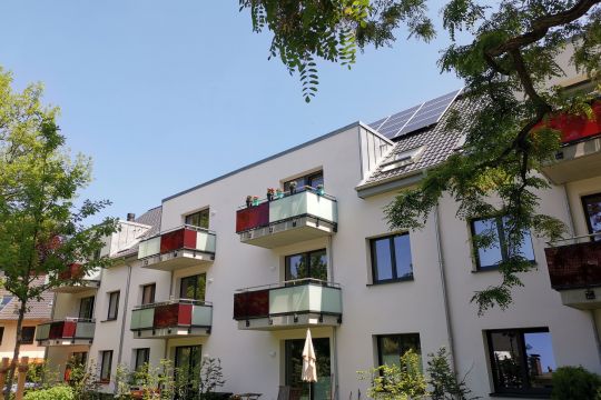 Dreistöckiges Wohnhaus in Hamburg-Lokstedt mit Photovoltaik auf dem Dach.