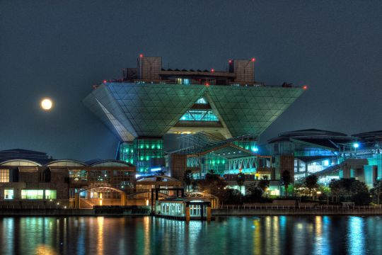 Messegelände "Big Sight" in Tokio bei Nacht