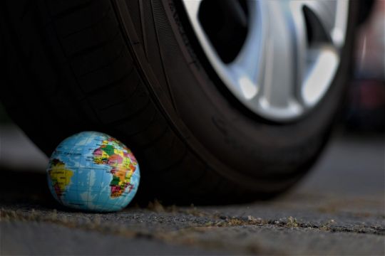 Ein tennisballgroßer Globus ist von einem Autoreifen angefahren worden.