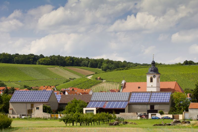 Solardächer auf den Gebäuden eines fränkischen Bauernhofes.