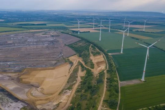 Luftaufnahme vom Tagebau Hambach im Rheinischen Braunkohlerevier, gleich daneben ein Windpark.