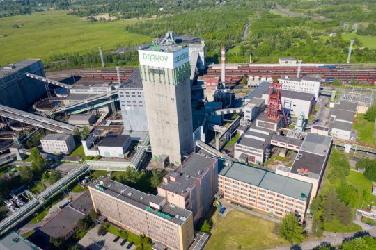 Neuer und alter Förderturm des tschechischen Steinkohlebergwerks Darkov.