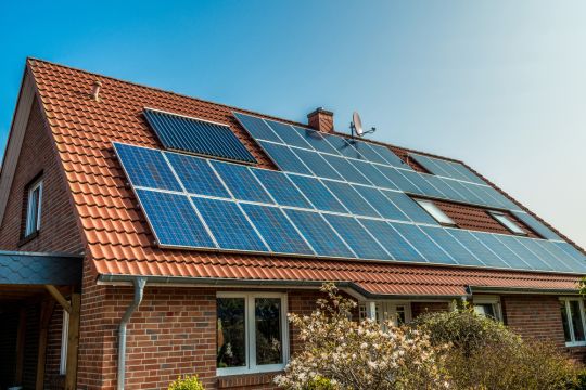 Photovoltaik und Solarthermie auf einem Hausdach. 