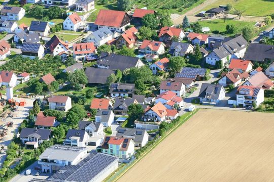 Luftaufnahme von Unterlottenweiler bei Friedrichshafen mit vielen Solaranlagen auf den Dächern.