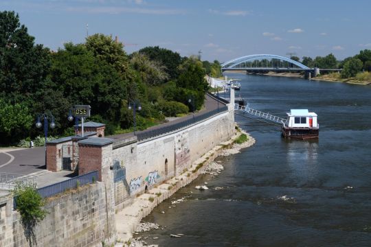 Pegelhäuschen am Magdeburger Elb-Hochufer bei Niedrigwasser.