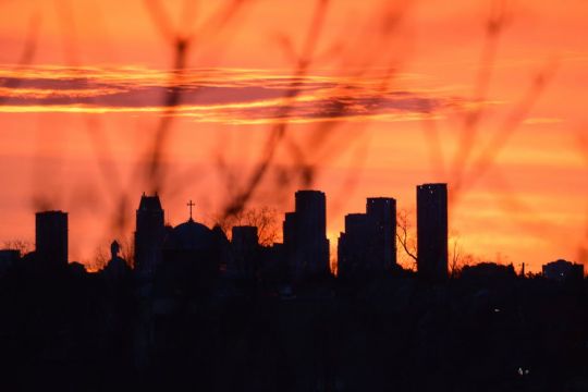 Silhouette einer Skyline vor einem roten Himmel