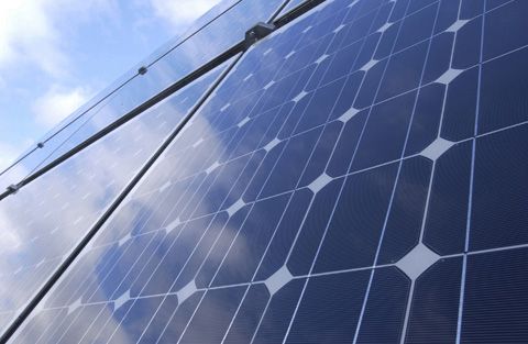 Solarmodule in schräger Nahaufnahme.