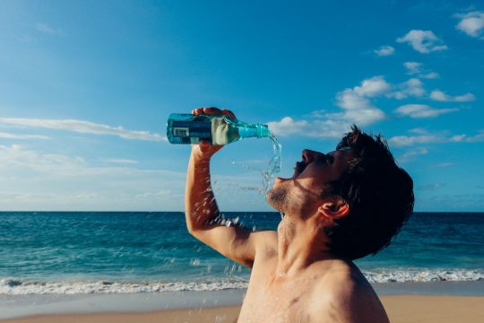 Durstiger Mann am Meer