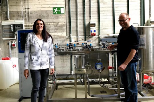 Florencia Saravia und Jens Grimmer vor Labor-Anlage zur Lithium-Extraktion.