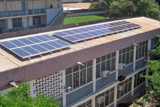 Solaranlage auf einem Dach der Universität in Kumasi, der zweitgrößten Stadt Ghanas.