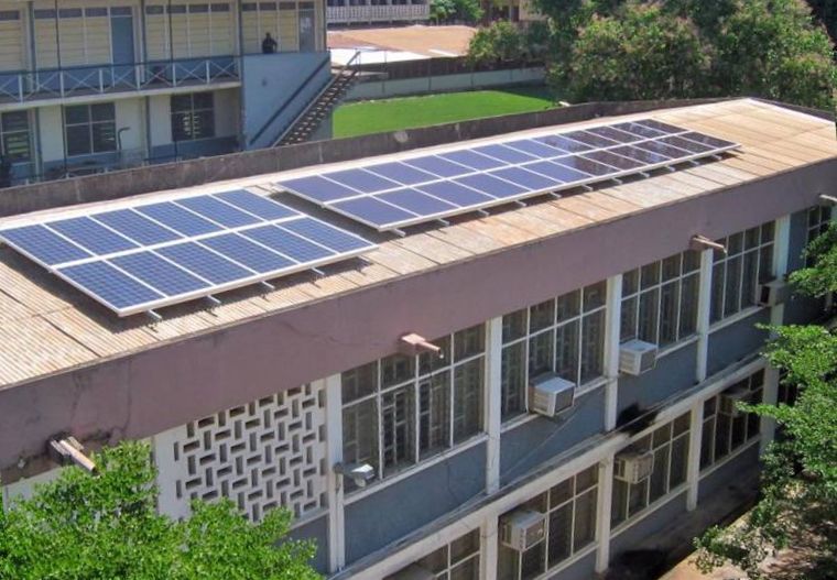 Solaranlage auf einem Dach der Universität in Kumasi, der zweitgrößten Stadt Ghanas.