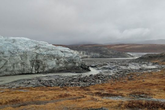 Schmelzwasser tritt unter dem Russell-Gletscher hervor.