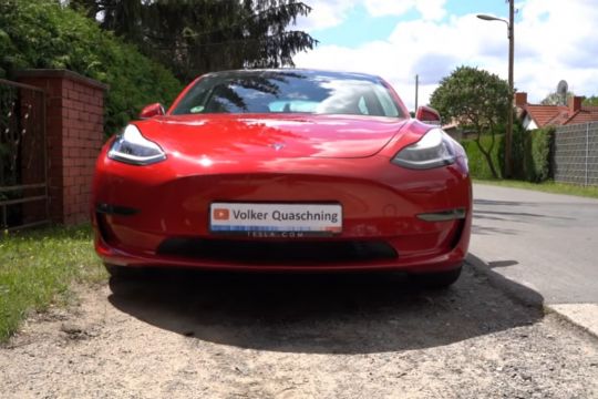 Ein Elektroauto des Herstellers Tesla fährt auf den Betrachter zu.