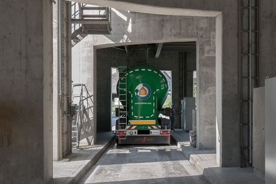 Ein Zement-Fahrzeug in einer Durchfahrt im Zementwerk Weisenau in Mainz.