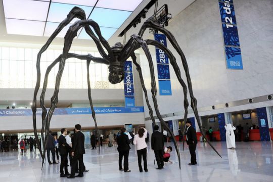 Meterhohe Spinnen-Skulptur im Konferenzzentrum des Klimagipfels 2012 in Doha, der Hauptstadt von Katar.