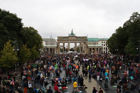 Demo vor dem Brandenburger Tor, Menschen stehen vergleichsweise vereinzelt