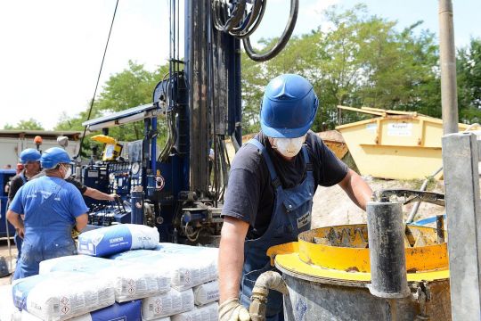 Erdwärme: Energie aus dem Boden - Arbeiter am Bohrgerät