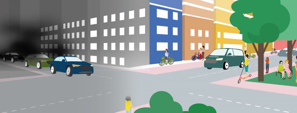 Straßenkreuzung – links nur Autos, rechts Fußgängerinnen, Radfahrer und ein Carsharing-Auto.