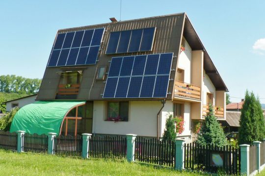 Solarpaneele auf einem steilen Dach eines tschechischen Einfamilienhauses.