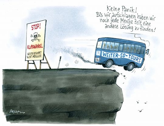 Ein voll besetzter Bus mit der Aufschrift "Weiter-so-Tours" fährt an einem Schild mit der Aufschrift "Stop! Klimawandel – Weiterfahrt nicht möglich!" über eine Klippe, und der Busfahrer sagt: "Keine Panik! Bis wir aufschlagen, haben wir noch jede Menge Ze
