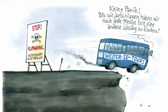 Ein voll besetzter Bus mit der Aufschrift "Weiter-so-Tours" fährt an einem Schild mit der Aufschrift "Stop! Klimawandel – Weiterfahrt nicht möglich!" über eine Klippe, und der Busfahrer sagt: "Keine Panik! Bis wir aufschlagen, haben wir noch jede Menge Ze