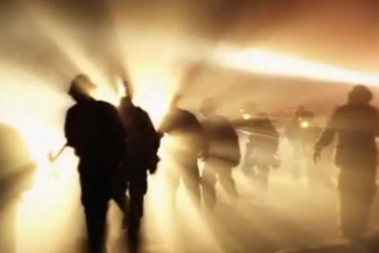 Eine Gruppe Feuerwehrleute kämpft sich gegen einen Waldbrand in Kalifornien voran.
