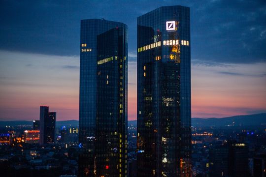 Türme der Deutsche-Bank-Zentrale in Frankfurt am Main nach Sonnenuntergang.