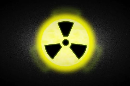 Gelbes Radioaktiv-Zeichen vor schwarzem Hintergrund
