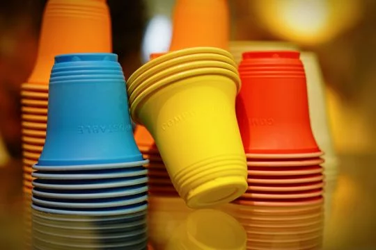 Ineinandergesteckte neue Trinkbecher in mehreren Farben aus angeblich biologisch abbaubarem Plastik.