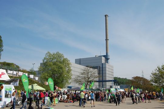 Grüne und andere Atomkraftgegner demonstrieren vor dem Kernkraftwerk Krümmel in Schleswig-Holstein.