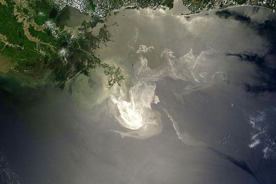 Satellitenaufnahme der großräumigen Ölverseuchung im Golf von Mexiko durch BP im Jahr 2010.