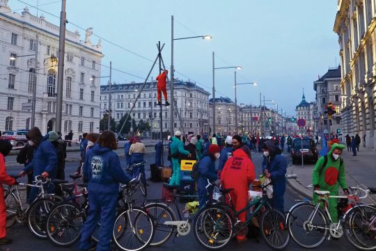 Tripod-Blockadeaktion vor dem Haus der Wirtschaft in Wien.