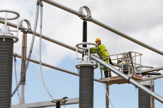 Ein Monteur prüft die Spannung an der Kabelübergabestation Raesfeld im Westmünsterland.