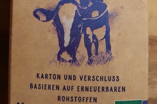 Bioland-Milchkarton mit der Aufschrift: "Karton und Verschluss basieren auf erneuerbaren Rohstoffen".