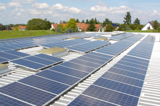 Solarpaneele auf einem großen Flachdach.