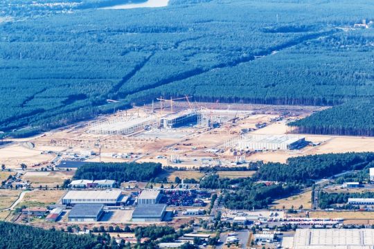 Luftaufnahme der entstehenden E-Autofabrik in Grünheide im Land Brandenburg.