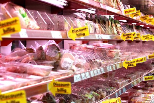 Fleisch- und Wurstregal im Supermarkt mit vielen Sonderangeboten