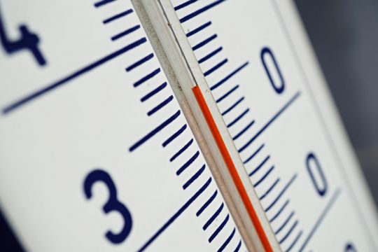 Ein Thermometer zeigt hohe Werte über 35 Grad.