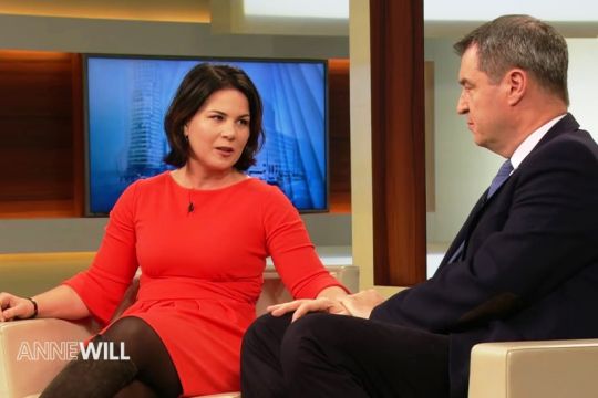 Annalena Baerbock und Markus Söder im Gespräch bei der ARD-Talksendung