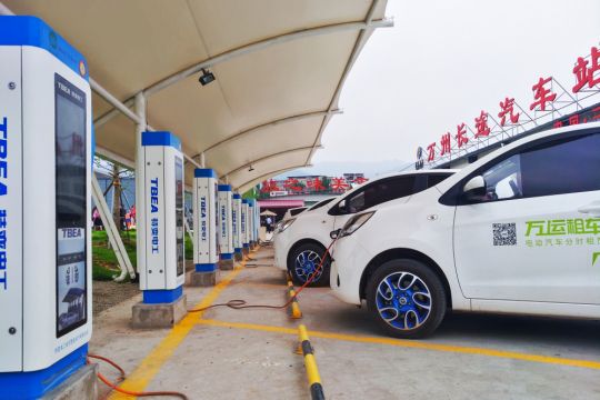 Weiße Mittelklassewagen stehen an einer Elektroauto-Ladestation in der chinesischen Millionenstadt Chongqing.