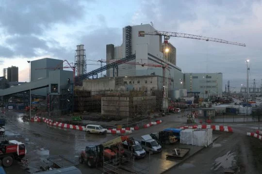 Großbaustelle vor grauem Himmel