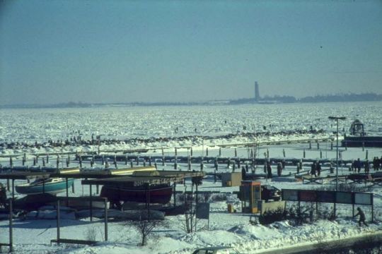 Archivaufnahme von der vereisten Kieler Förde im Februar 1979.