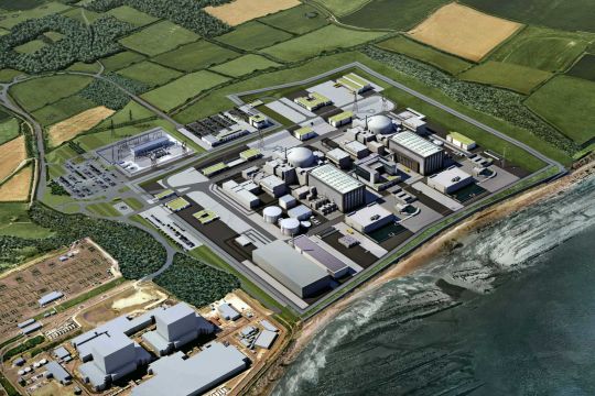 Montage mit Luftbild: Das künftige Atomkraftwerk Hinkley Point C in der englischen Grafschaft Somerset.