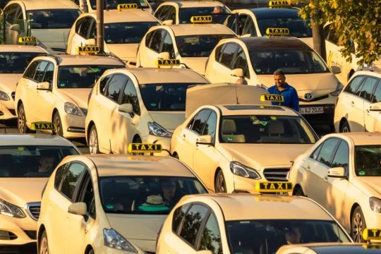 Zahlreiche Taxis warten in mehreren Fahrspuren aufgereiht auf Kundschaft.