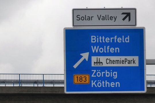 Autobahn-Hinweisschild zum Solar Valley und nach Bitterfeld-Wolfen.