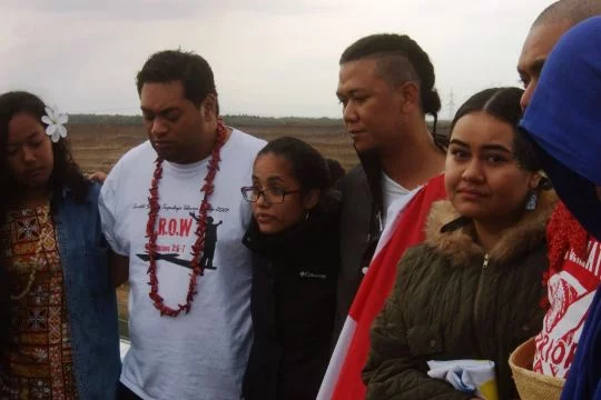 Einige Mitglieder der Pacific Climate Warriors stehen mit betroffenen und traurigen Gesichtern am Rand des Tagebaus Hambach.