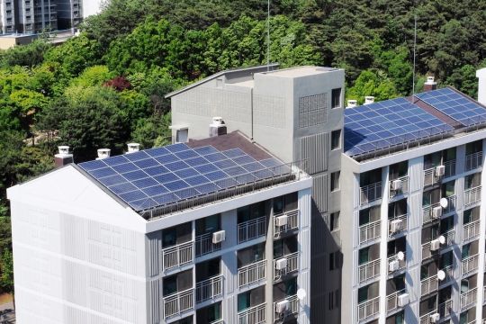 Wohnhochhäuser in der südkoreanischen Großstadt Cheongju mit Solardächern.