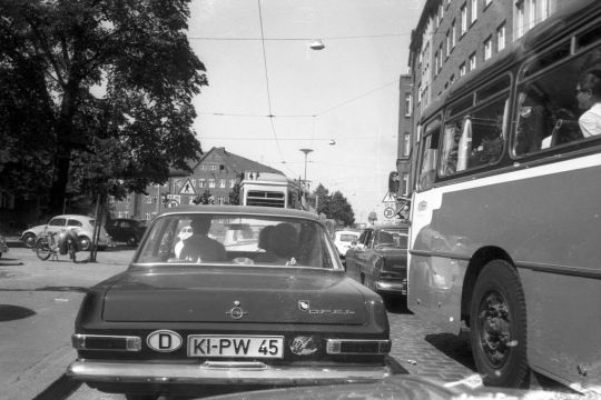 Schwarz-Weiß-Foto von 1968: Autostau in der Holtenauer Straße in Kiel.
