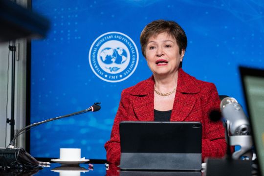 Das Bild zeigt Kristalina Georgieva beim Sprechen am Rednerpult.