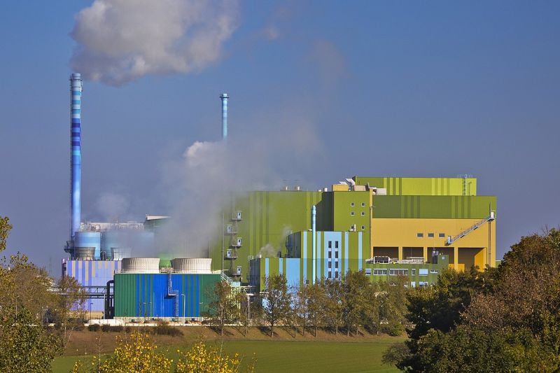 In gefälligem Grün und Blau angestrichene Müllverbrennungsanlage im Industriepark Höchst in Frankfurt am Main.